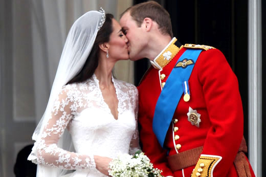 Wills+and+kate+kiss+on+balcony